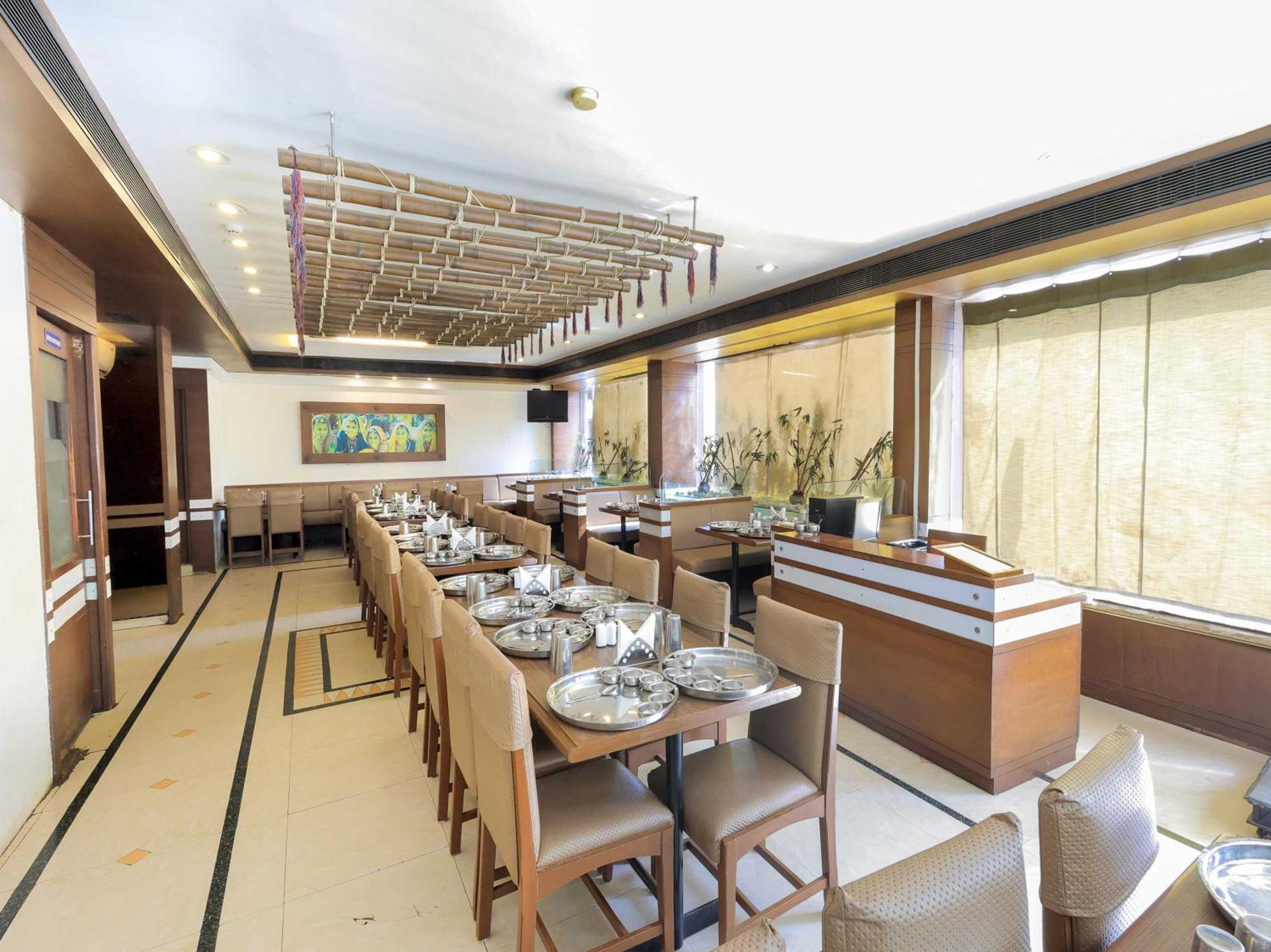 ואדודרה Palette Hotel Surya מראה חיצוני תמונה
