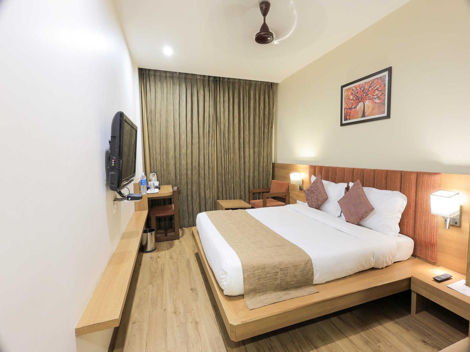 ואדודרה Palette Hotel Surya מראה חיצוני תמונה