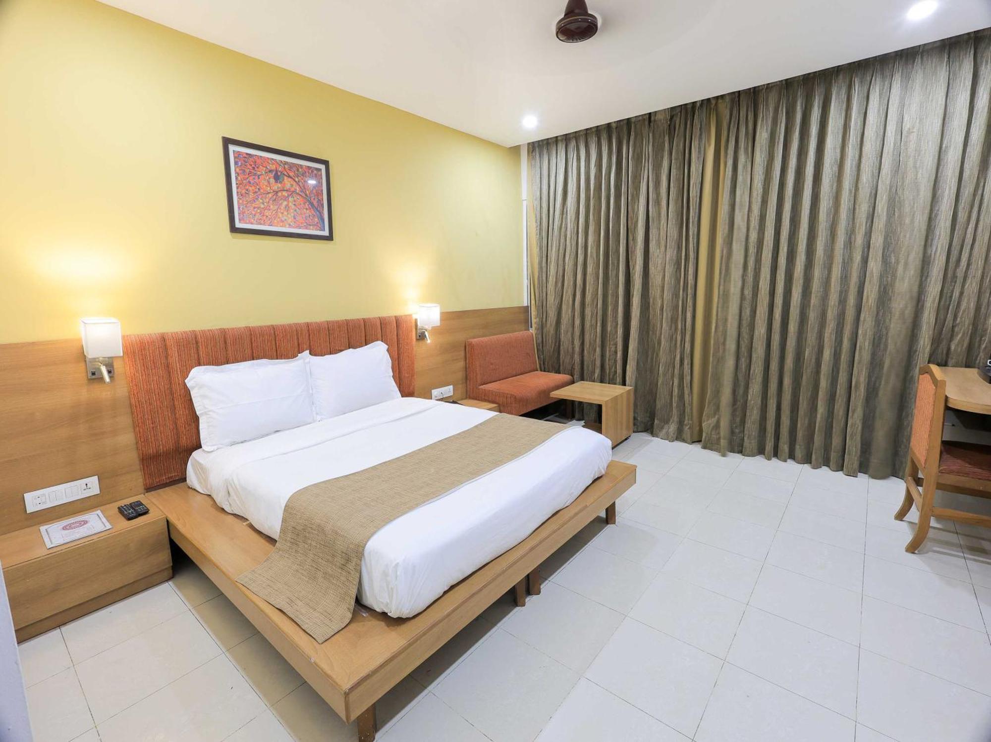 ואדודרה Palette Hotel Surya מראה חיצוני תמונה