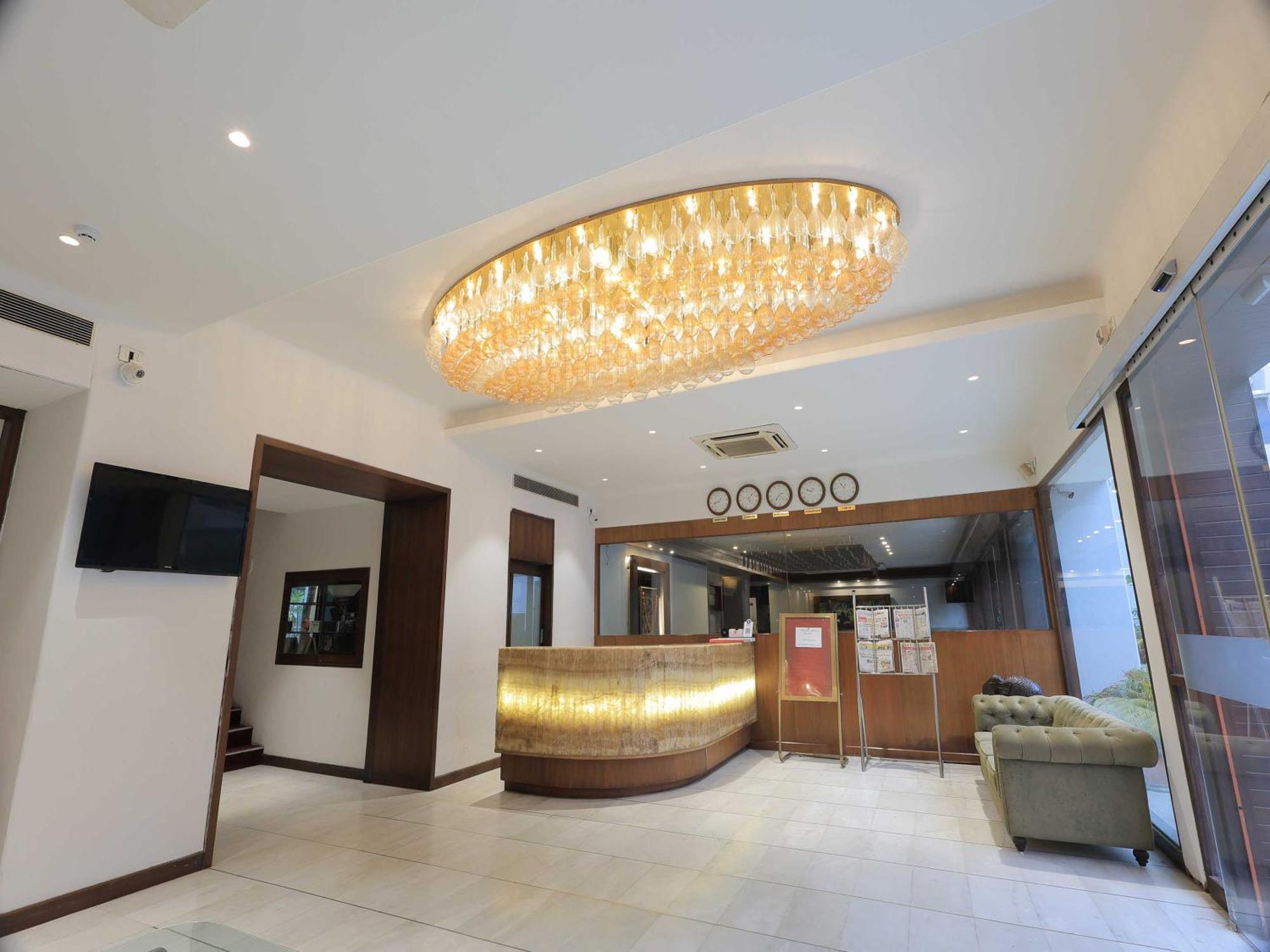 ואדודרה Palette Hotel Surya מראה חיצוני תמונה
