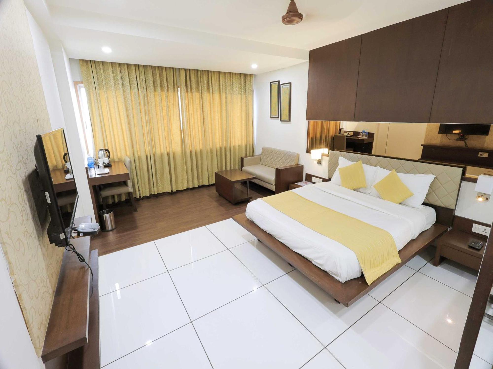 ואדודרה Palette Hotel Surya מראה חיצוני תמונה
